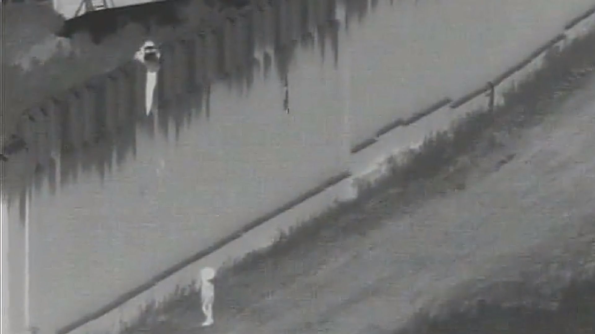 Arrojan a un niño de cuatro años sobre la barrera fronteriza en San Diego, California