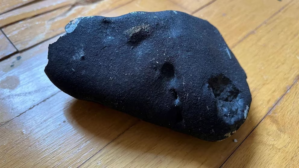 Creyeron que alguien había roto su casa arrojando una piedra, pero se llevaron una sorpresa de 4.500 millones de años