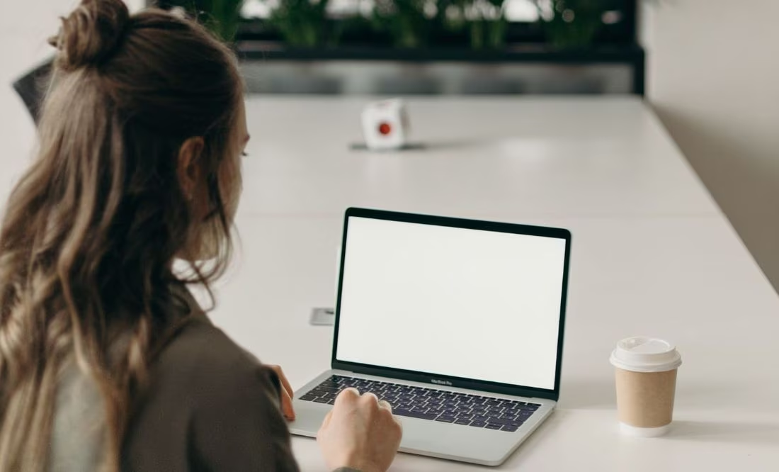 VIDEO. Mujer descubre que su esposo calificaba sus aptitudes en un excel y la reacción es sorprendente