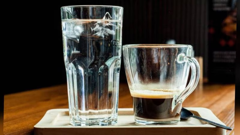 ¿Por qué la gente toma un vaso de agua fría con el café? Esta es su función