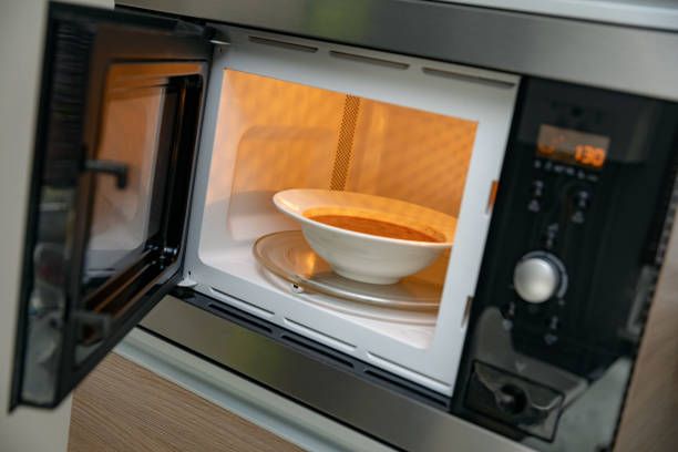 ¿Por qué no calentar el agua en el horno de microondas?