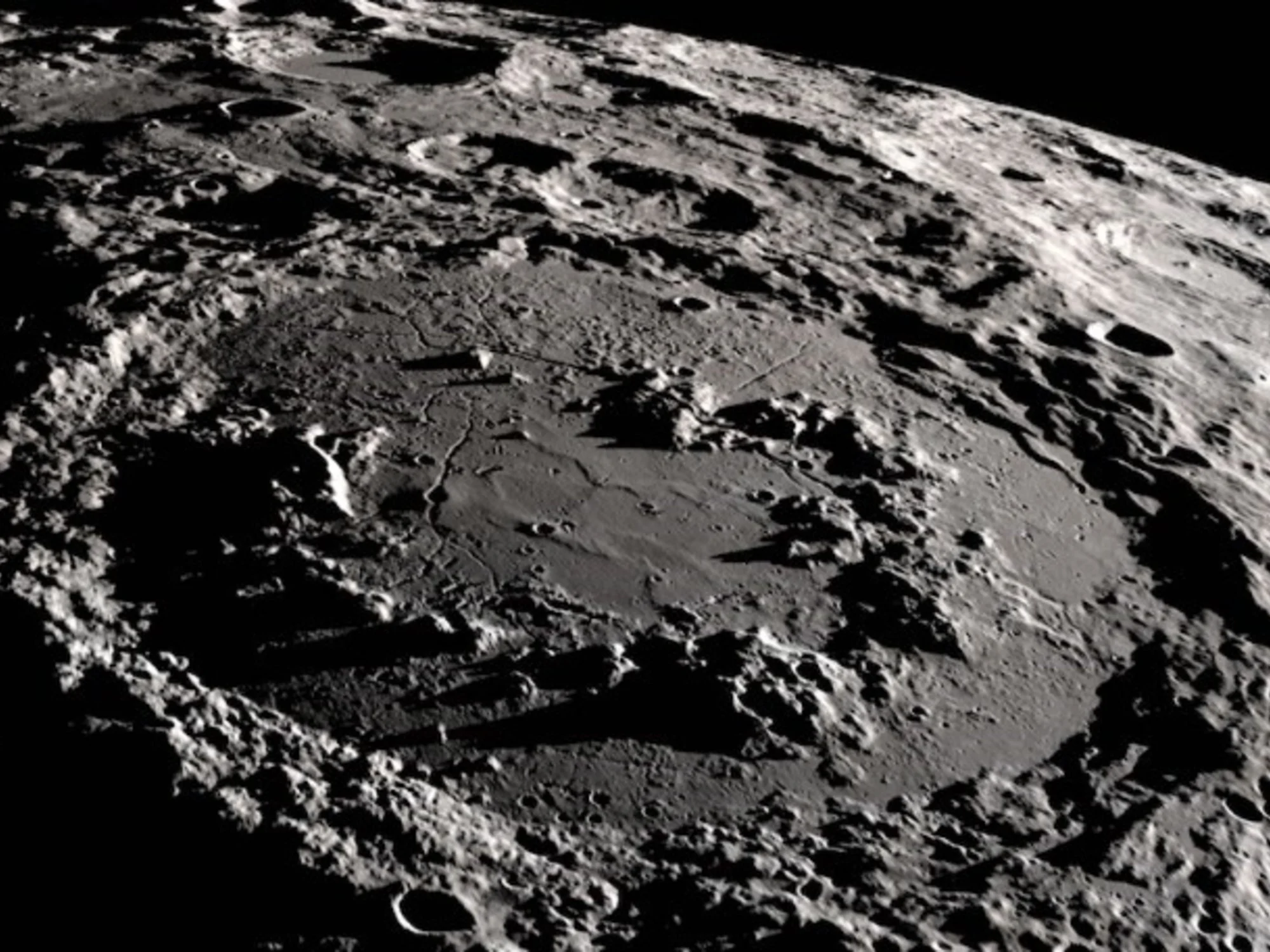 La Nasa publicó impresionantes imágenes del sombrío polo sur de la Luna