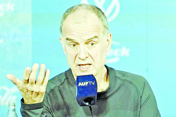 Presenta a Marcelo Bielsa como técnico de Uruguay