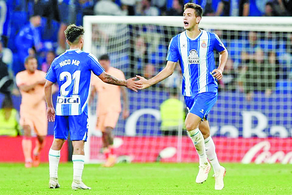 César Montes marca gol al Atlético de Madrid