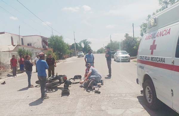 Choca motociclista al pasarse un alto 