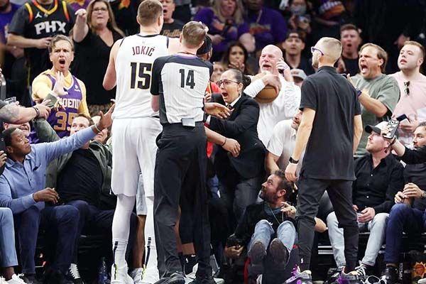 Multa NBA a Nikola Jokic por incidente con dueño de Suns