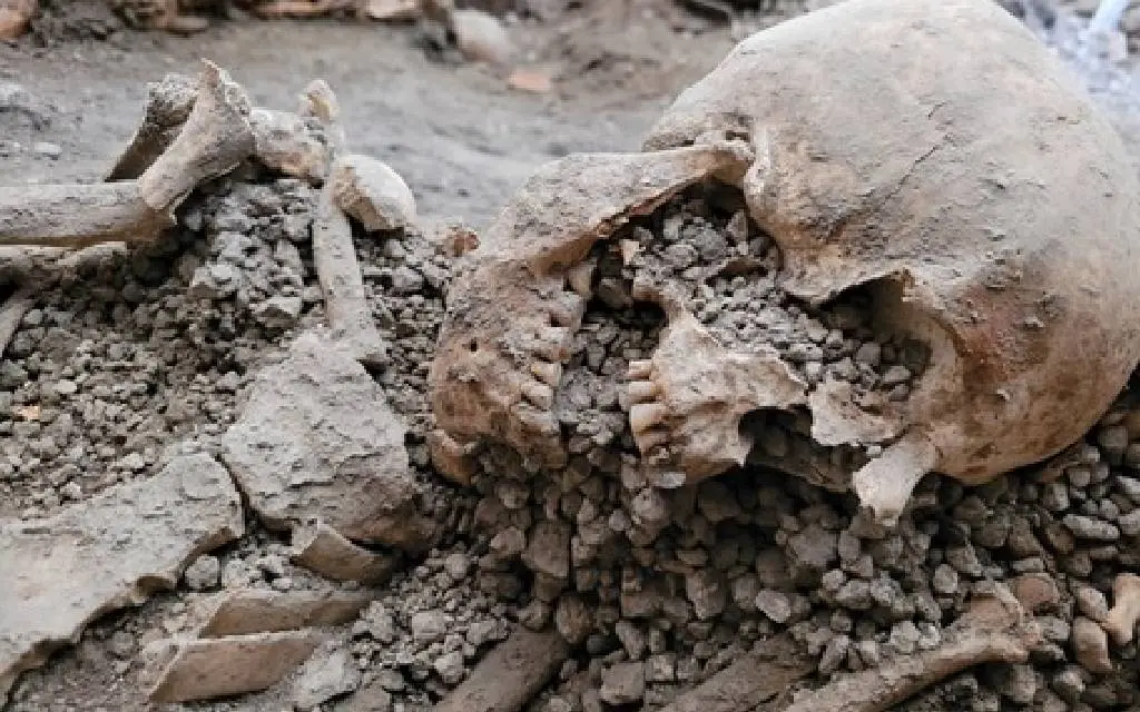 Hallan otros dos cuerpos en Pompeya que murieron por el terremoto que acompañó a la erupción