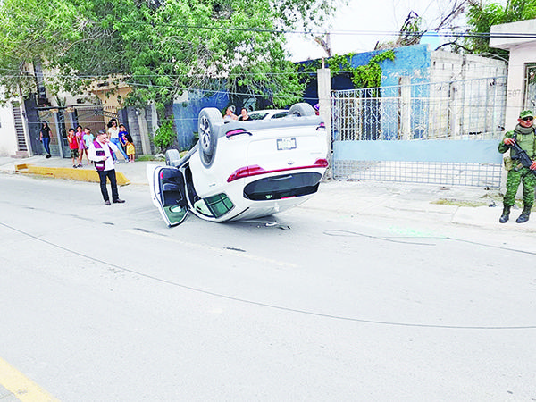 Vuelca mujer y destroza auto