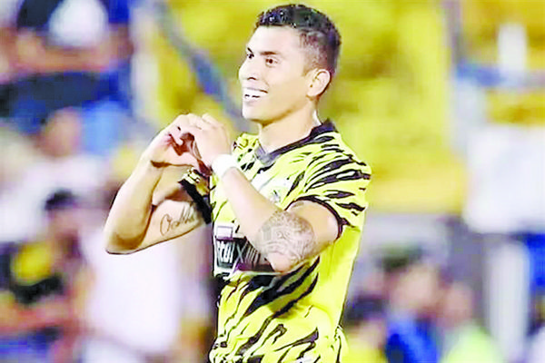 Gana título Orbelín Pineda con el AEK Atenas