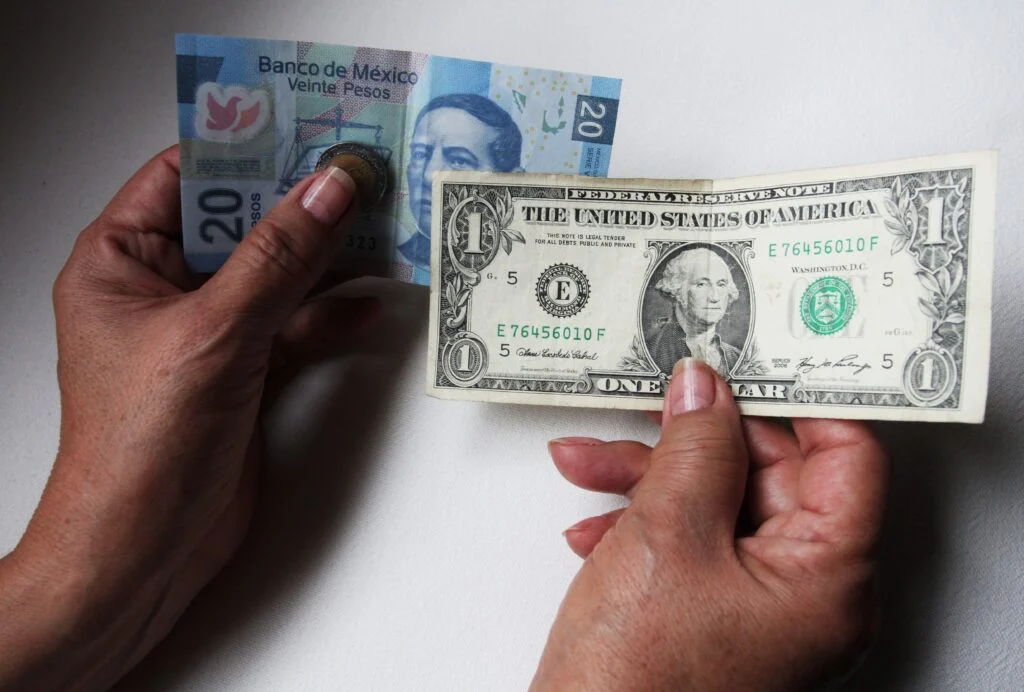 Peso abre con ‘fuerza’ ante la expectativa de que suba 25 puntos tasa de la Fed