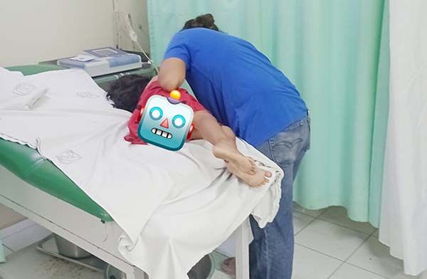Se desmaya niña en restaurante de pollo