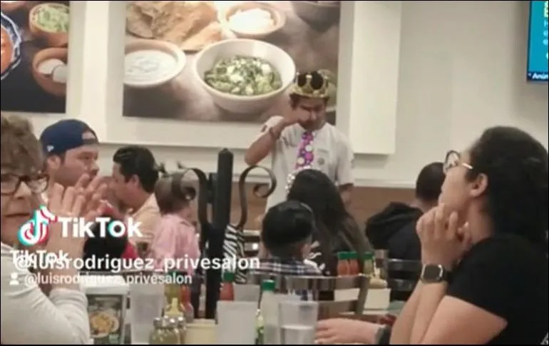 VIDEO. Familia deja plantado a joven en cumpleaños y meseros lo festejan