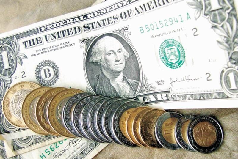 Dólar ‘rompe’ racha ganadora del ‘superpeso’ ante tensión por techo de deuda de EU