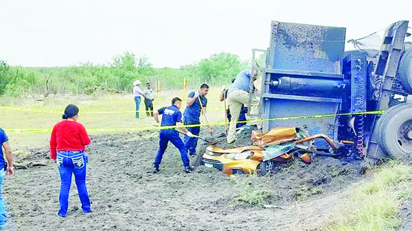 Mata tolva de tráiler a niño y tres adultos