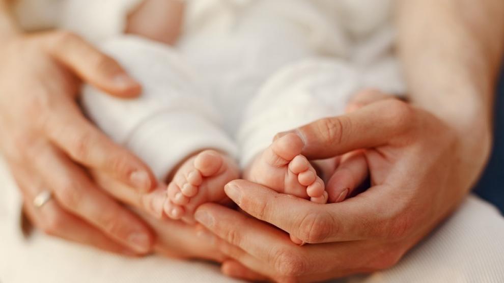 Bebé con ADN de tres personas. Mira cómo se realizó el innovador procedimiento de fertilización artificial