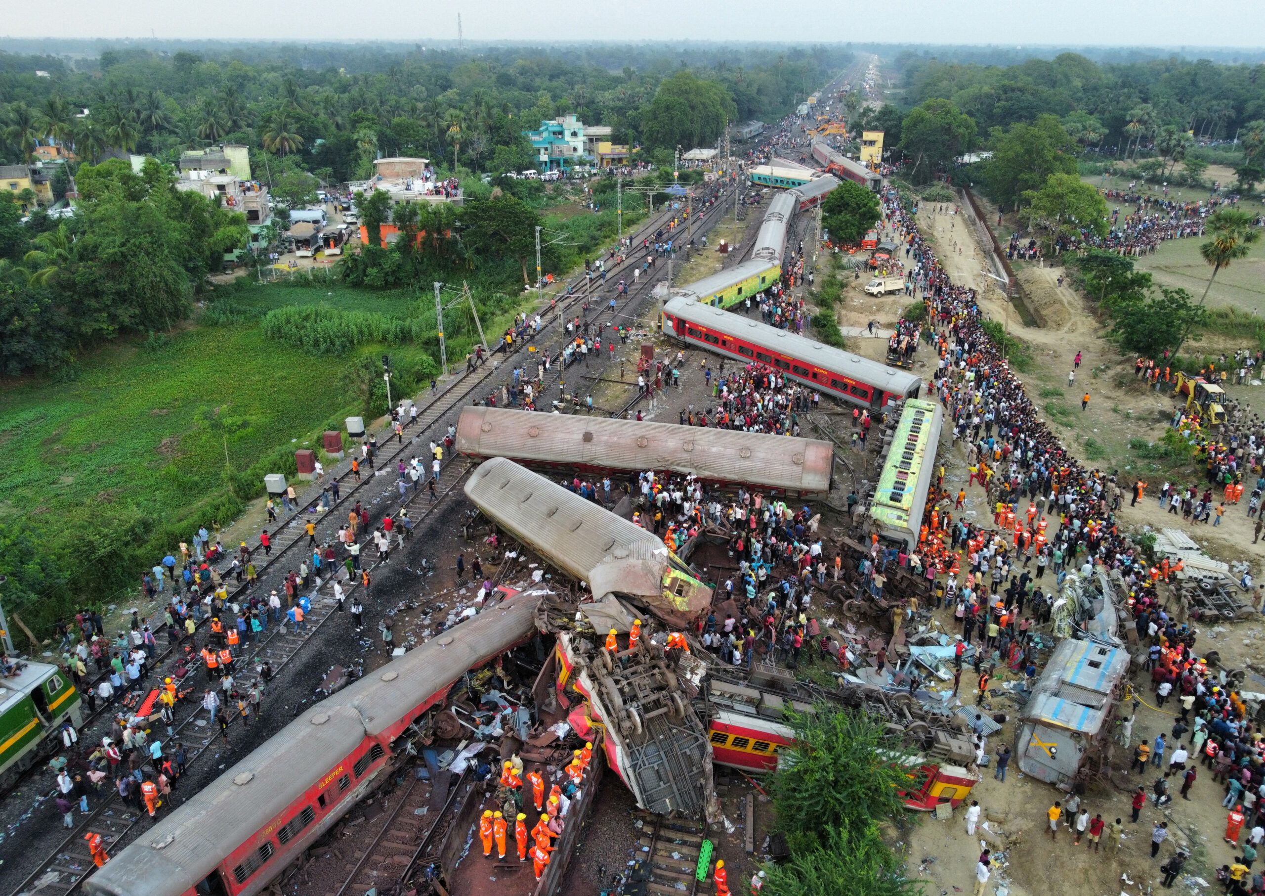 Choque de trenes en India suma 275 muertos
