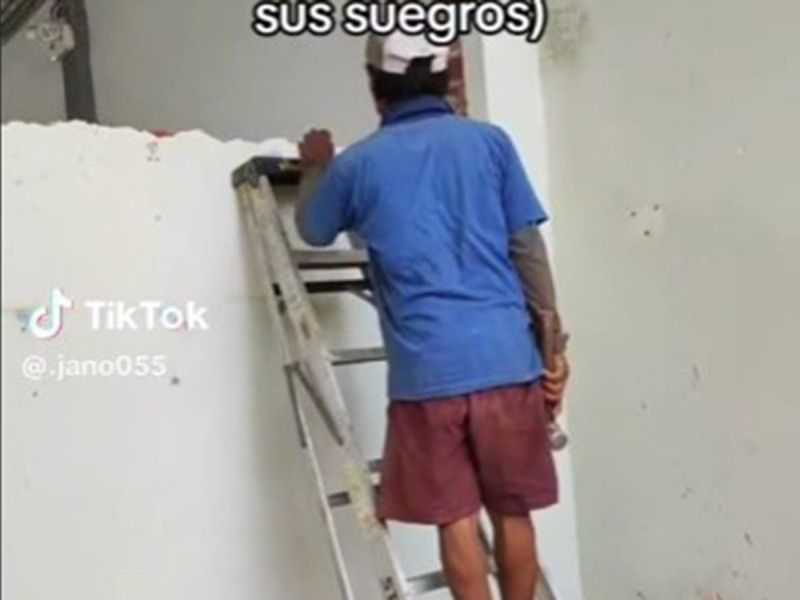 VIDEO. Hombre destruye casa que construyó en terreno de suegros tras separación