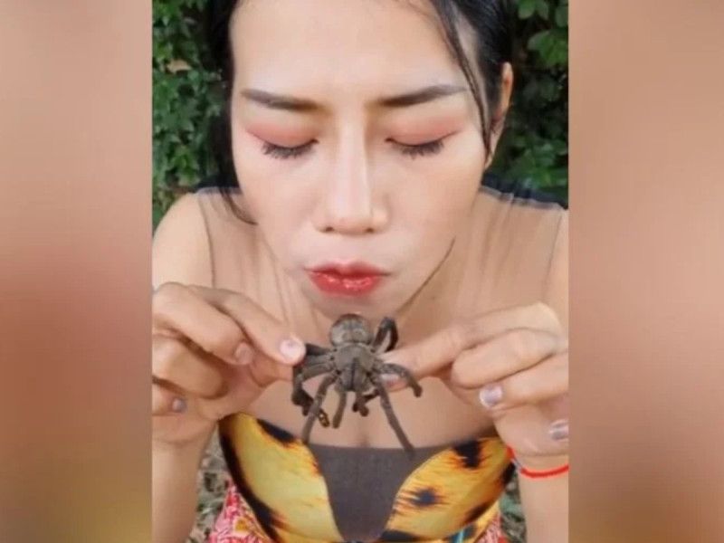 VIDEO. Mujer come tarántulas vivas y se viraliza en TikTok