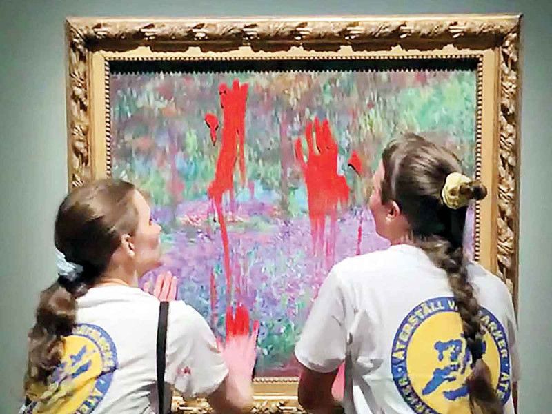 Activistas ambientales untan pintura roja a obra de Monet