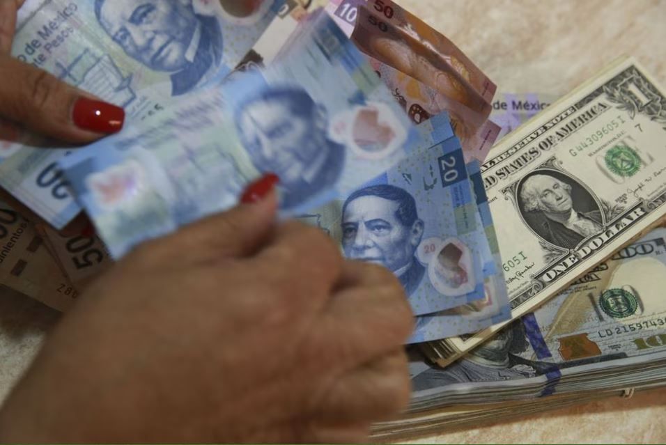 Martes 13 ‘le resbala’ al peso: gana al dólar y se cotiza en las 17.21 unidades