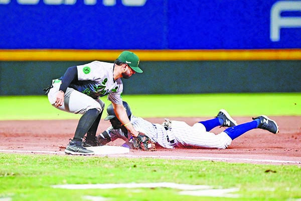 Generales bombardean a los Acereros