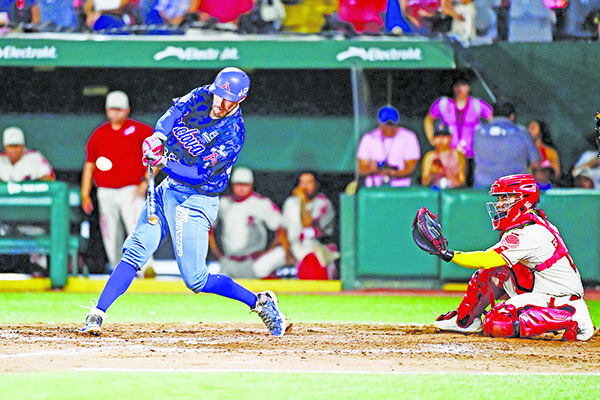 JUAN PÉREZ DA PAR DE HOMERUNS Y LA FURIA ASEGURA SERIE.