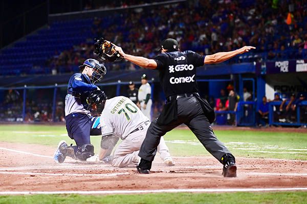 Vuelan los Pericos en el Coloso