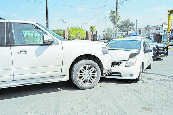 Fuerte choque frontal en colonia Los Pinos