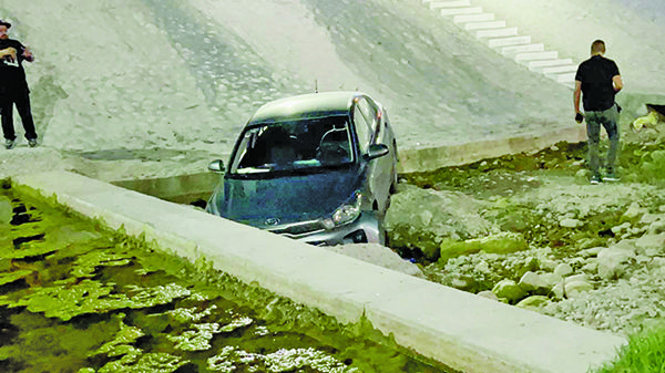 Tras caer en el Río, abandona su coche