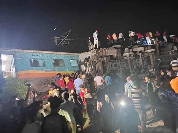 Descarrilan dos trenes en India