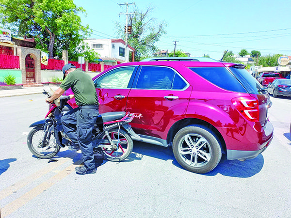 Le quita camioneta paso a motociclista