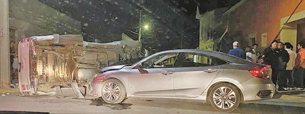 Aparatosa volcadura en zona centro de 4C