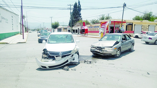 Tras colisión en céntrico crucero exigen fronterenses semáforo