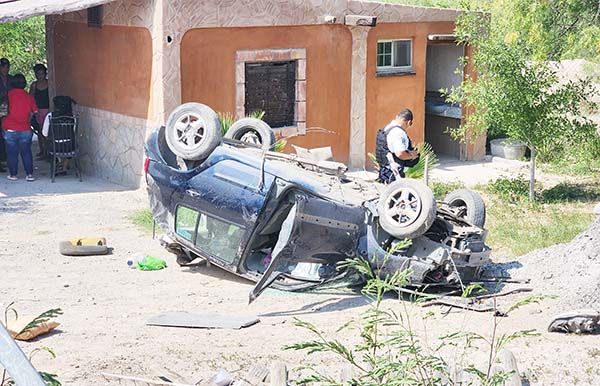 Joven conductora vuelca auto en casa habitación