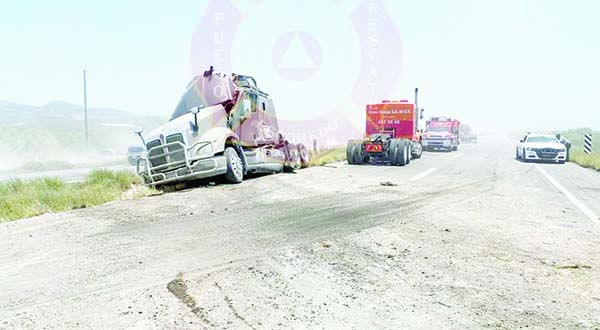 Doble remolque vuelca en puente “El Salado”