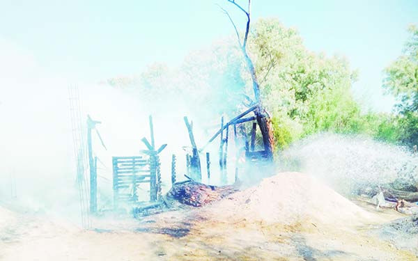 Fuego consume choza en 4C