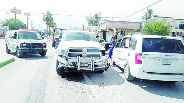 Impacto entre camionetas deja daños y lesionados