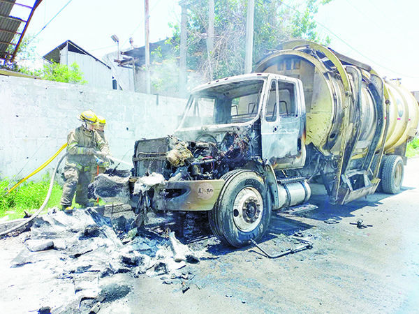 Contienen con éxito incendio de camión