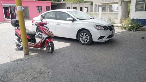 Auto impacta moto en Nadadores