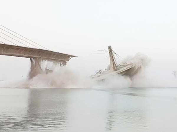 Puente en construcción colapsa y cae sobre el río