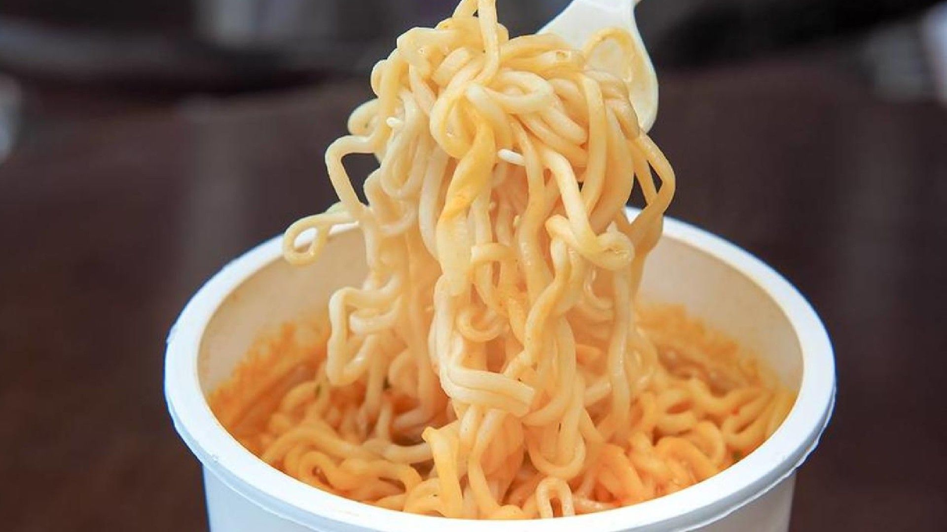 ¡Qué gran idea! Pareja da de comer sopas maruchan en su boda