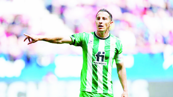 Andrés Guardado renueva con el Betis por una temporada