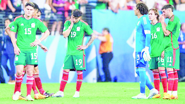 ¡LA AFICIÓN ABANDONA AL TRI!