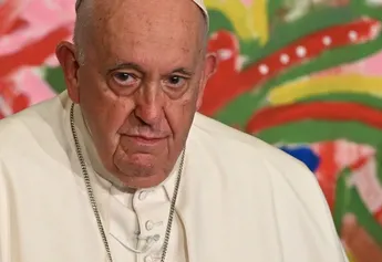 Hospitalizan al papa Francisco para una operación de urgencia