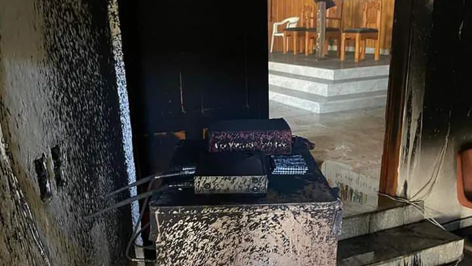 Joven incendia iglesia en Antúnez, Michoacán