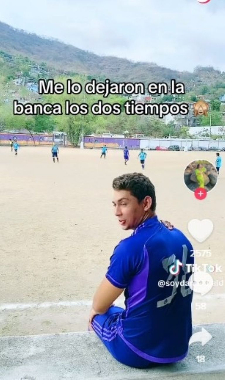 VIDEO: Joven invita a sus suegros a verlo jugar futbol y lo dejan en la banca