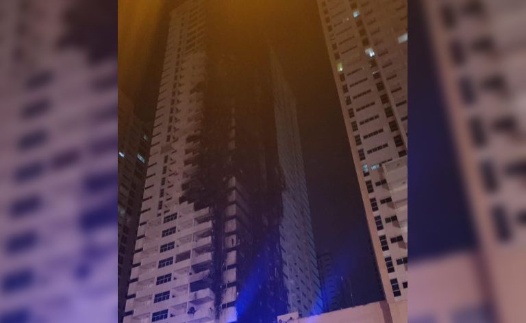 VIDEO: Captan el momento en que incendio arrasa con edificio residencial en Emiratos Árabes