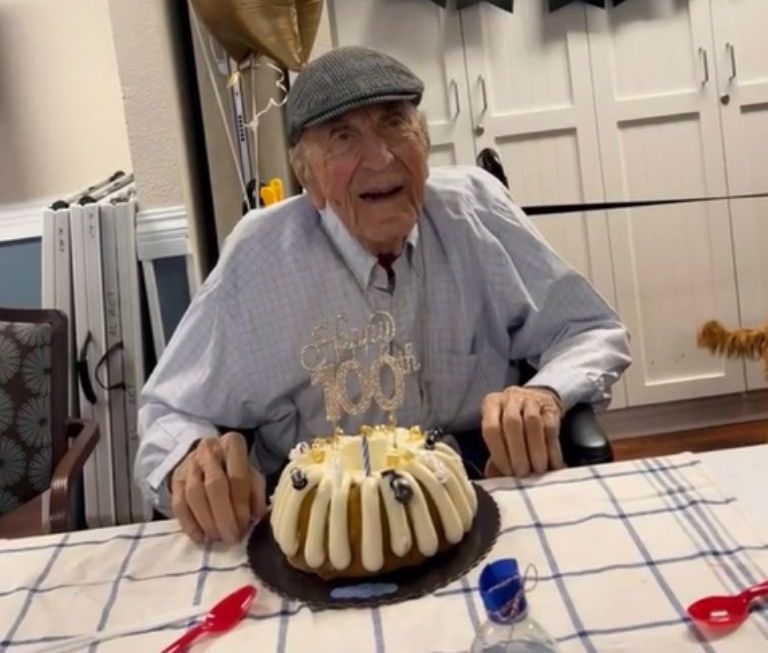 Organizan fiesta sorpresa por el cumpleaños número 100 de abuelito: 200 perritos desfilaron para felicitarlo