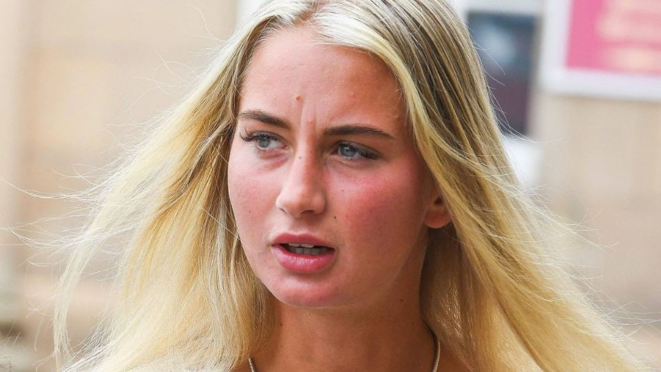Mujer de 21 años engañó a una adolescente para tener sexo, se hizo pasar por hombre y ahora ella niega todo