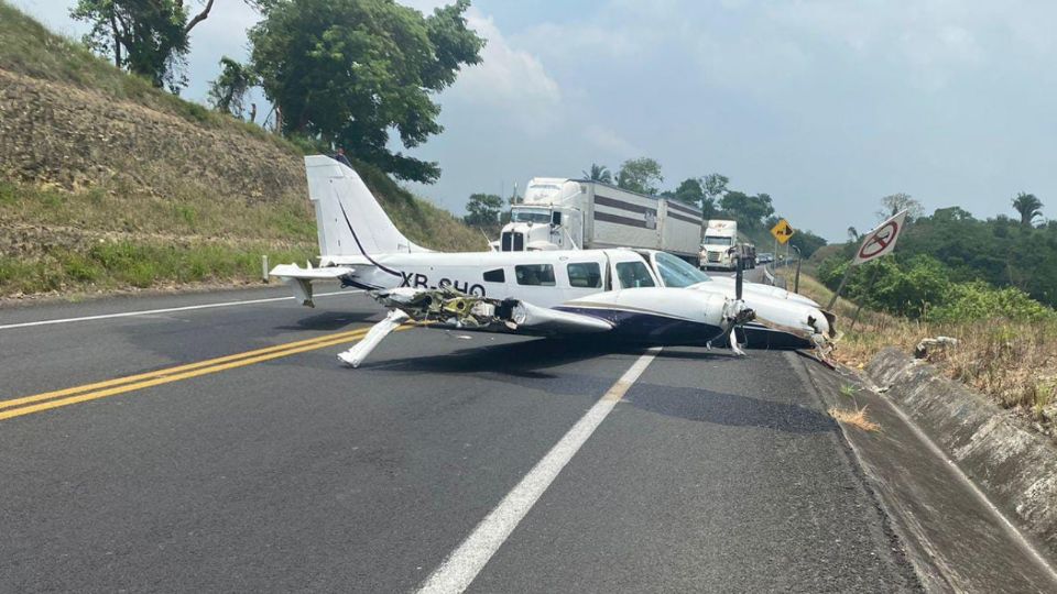 Avioneta cae en plena autopista de Veracruz, llevaba tres pasajeros